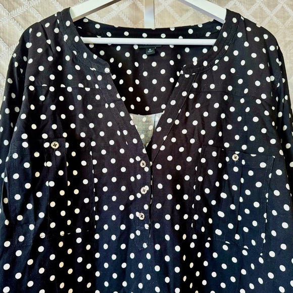 NWT Torrid Black and White Polka Dot Harper V-neck Tunic with Gold Buttons, 6X - Picture 2 of 5